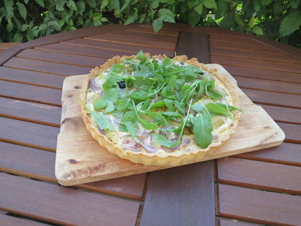 Zwiebelkuchen mit Oliven, Artischocken und Rucola